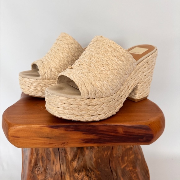 Dolce Vita Straw Wedge Sandals. 8.5 - Picture 2 of 6